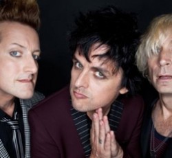 Δείτε τους Green Day να καβαλάνε τις μηχανές τους για το βίντεο του "Kill The DJ" 