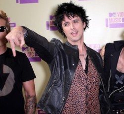 Ακυρώνονται όλες οι προγραμματισμένες συναυλίες των Green Day μέχρι το 2013 - Αλλάζει η ημερομηνία κυκλοφορίας του "&#161;Tre!" 