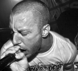 Ο Greg Puciato σχολιάζει τη συνεργασία του με τον Max Cavalera 