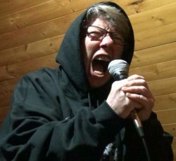 Γιαγιά 67 ετών τραγουδά grindcore!