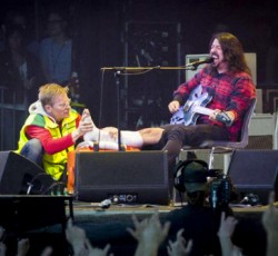 O Dave Grohl έσπασε το πόδι του αλλά τελείωσε κανονικά τη συναυλία! 