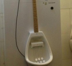 Παίξε κιθάρα... ουρώντας! 