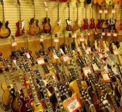 Τα δέκα πιο διάσημα τραγούδια για τζαμάρισμα σε μαγαζί με κιθάρες 