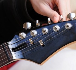 Τα καλύτερα τραγούδια με τα πιο ασυνήθιστα κουρδίσματα στην κιθάρα 