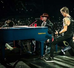 Video από την πρώτη εμφάνιση του Duff McKagan με τους Guns N' Roses 