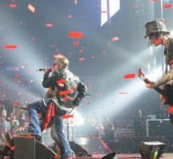 Ο Duff McKagan στη σκηνή με τον Axl Rose. Δείτε το video 