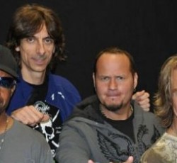 Οι Hail! συμπράττουν με Uli Jon Roth, Slash και Vinnie Moore επί σκηνής 