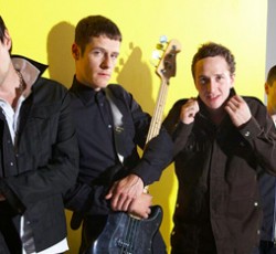 Οι Hard-Fi στον τελικό κυπέλλου Αγγλίας  Chelsea-Liverpool 