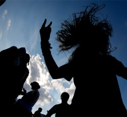 To headbanging μπορεί να προκαλέσει εγκεφαλική αιμορραγία 