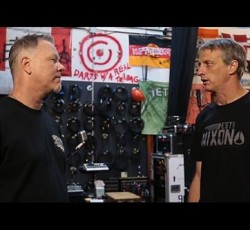 Ο James Hetfield συζητάει με τον Tony Hawk 