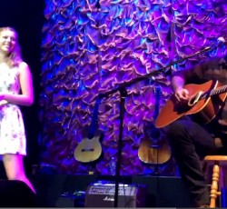 H κόρη του James Hetfield τραγουδά Adele μαζί με τον πατέρα της 