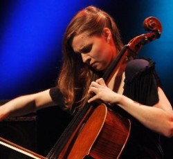 Ποιός (ή μάλλον ποιά) θα ανοίξει τη συναυλία των Swans στην Αθήνα