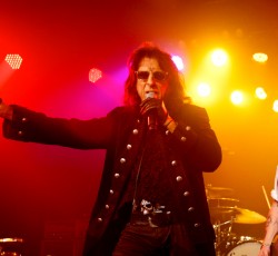 Tα «βαμπίρ» του Alice Cooper τιμούν τον Lemmy 