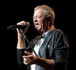 Χιλιάδες κιθαρίστες θα ερμηνεύσουν το "Smoke On The Water" μαζί με τον Ian Gillan 