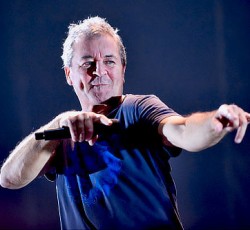 To "Smoke On The Water" μπήκε στο Γκίνες παρέα με...3.325 κιθαρίστες 