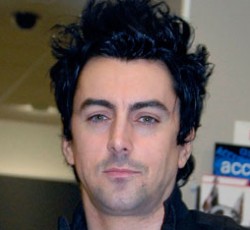 Ο τραγουδιστής των Lostprophets, Ian Watkins, κατηγορείται για απόπειρα βιασμού ανήλικης και διακίνηση παιδικής πορνογραφίας 