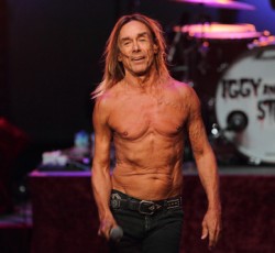 Ο Iggy Pop συνεργάζεται με βρετανική μπάντα που δεν κατονομάζει 