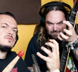 Τα αδέλφια Cavalera παίζουν ολόκληρο το "Roots" 