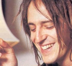 Ο Izzy Stradlin ανεβαίνει στη σκηνή με τους Guns N' Roses 