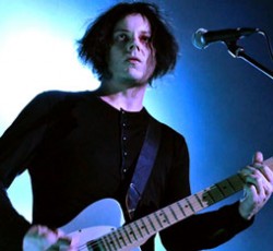 Ο Jack White παίζει για πρώτη φορά το "I'm Shakin" 