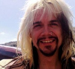 Τον Ιούνιο η πρώτη solo δουλειά του τραγουδιστή των The Poodles 