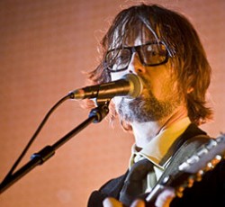Jarvis Cocker: «Oι Pulp επανενώθηκαν λόγω του θανάτου ενός φίλου» 