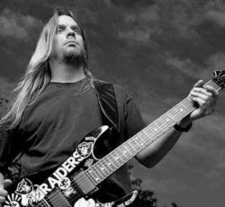 Η metal μουσική σκηνή θυμάται τον Jeff Hanneman 
