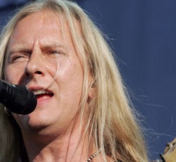 Σε καμπάνια κατά του καπνίσματος στο αεροδρόμιο του Seattle συμμετέχει ο κιθαρίστας των Alice In Chains 