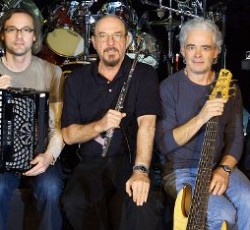 Ολόκληρο το "Thick As A Brick" στην περιοδεία του Ian Anderson / Έρχεται επετειακό box set του "Aqualung"