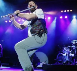 O Ian Anderson «ζωντανεύει» το "Thick As A Brick" των Jethro Tull 