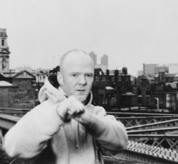 Πλανόδιος μουσικός πετυχαίνει τον καλλιτέχνη του τραγουδιού που έπαιζε εκείνη τη στιγμή και κάνουν ντουέτο 