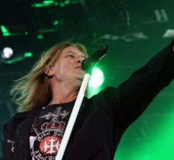 Ο frontman των Def Leppard, Joe Elliott, στρέφει τα πυρά του σε οπαδό