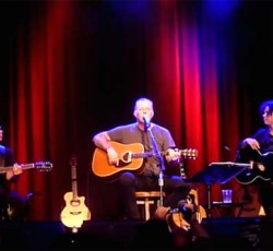 James Hetfield, Billie Joe Armstrong και Joe Satriani παίζουν ζωντανά "Turn The Page" / "Boulevard Of Broken Dreams" mashup (video) 