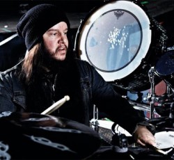 Αυτός είναι ο κορυφαίος ντράμερ του metal 