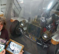 Φόβο και τρόμο προκαλεί το παλιό αυτοκίνητο του John Bonham 