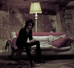 Ο ποιητής John Cooper Clarke τραγουδάει το ποίημά του που μελοποίησαν οι Arctic Monkeys 