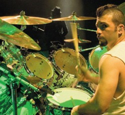 Παρελθόν από τους Scars On Broadway o drummer των System Of A Down