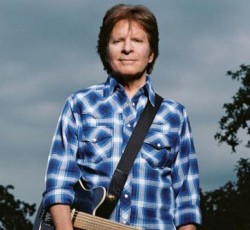 Ο John Fogerty παίζει Creedence Clearwater Revival μαζί με τους Foo Fighters