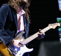 Solo album από τον κιθαρίστα των Red Hot Chili Peppers 