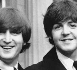 Paul McCartney: «Μετανιώνω για το πώς σχηματίστηκε η εικόνα του John Lennon»