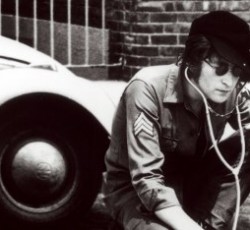 Πωλείται album υπογεγραμμένο από τον John Lennon για το δολοφόνο του