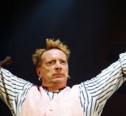 Νέο υλικό με τους Sex Pistols θέλει να ηχογραφήσει ο John Lydon 