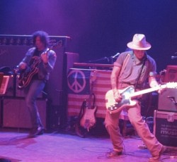 Ο Ryan Adams διασκευάζει το "Mother" του Danzig και ο Johnny Depp σολάρει (video)  