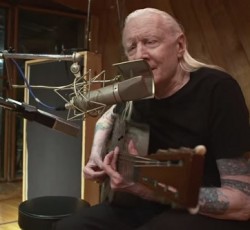Ο Johnny Winter διασκευάζει το "Death Letter" του Son House στο τελευταίο video της καριέρας του 
