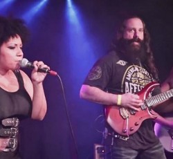 Ο John Petrucci διασκευάζει Judas Priest μετά της συζύγου του (video) 