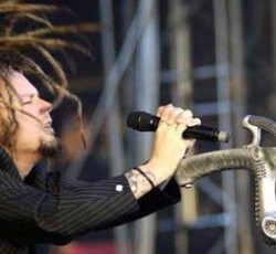 Τρία νέα τραγούδια από τον frontman των Korn