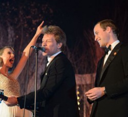 Ο Πρίγκιπας William ερμηνεύει το "Livin' On A Prayer" παρέα με τον Jon Bon Jovi και την Taylor Swift! 