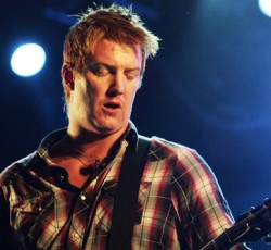 Δείτε τους Queens Of The Stone Age να παίζουν καινούργιο κομμάτι στο Lollapalooza της Βραζιλίας 