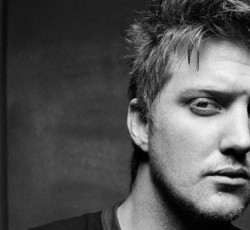 Ο Josh Homme πετάει οπαδό από τη σκηνή βρίζοντάς τον 