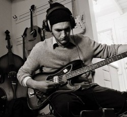 «Οι Atoms For Peace καθυστερούν τον καινούριο μας δίσκο» δηλώνει ο κιθαρίστας των Red Hot Chili Peppers 